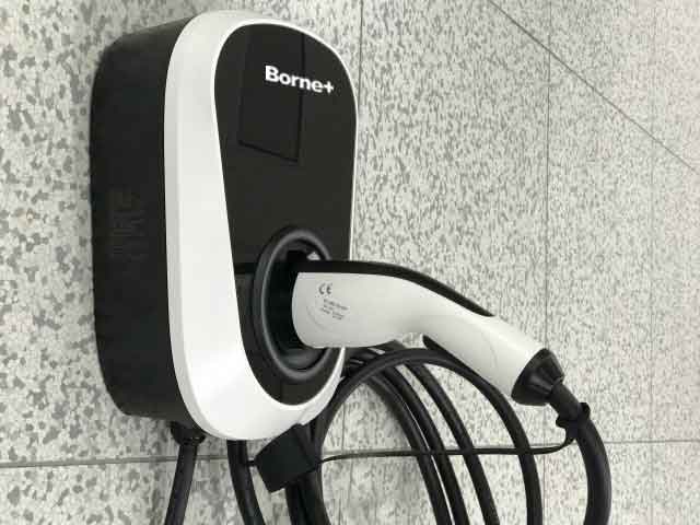 Borne de recharge connectée 7Kw ou 11Kw avec câble attaché